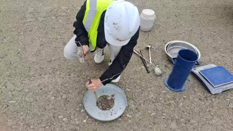 八里湖路水穩底基層壓實(shí)度檢測